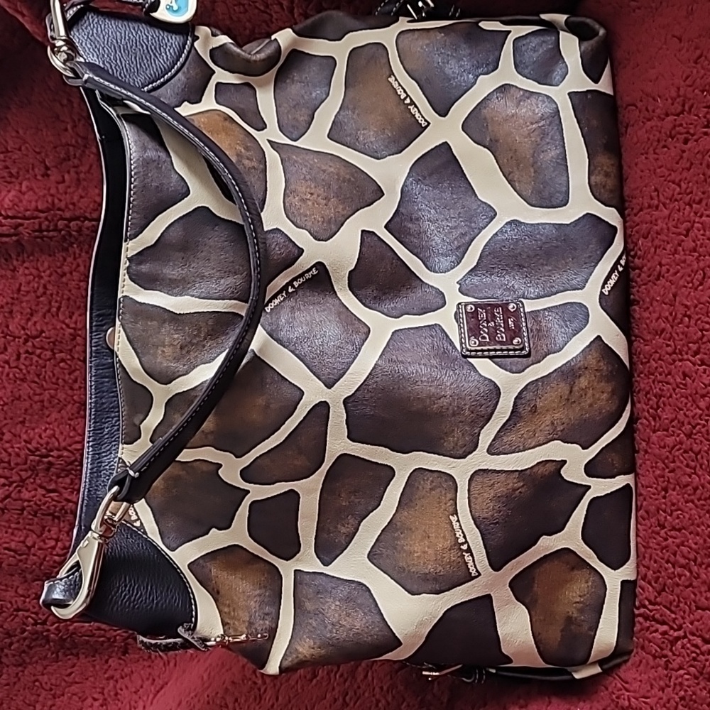 Dooney&Bourke large giraffe print hand bag